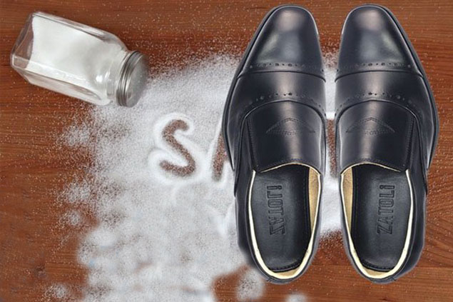 Cách khử mùi hôi giày da mới bằng baking soda