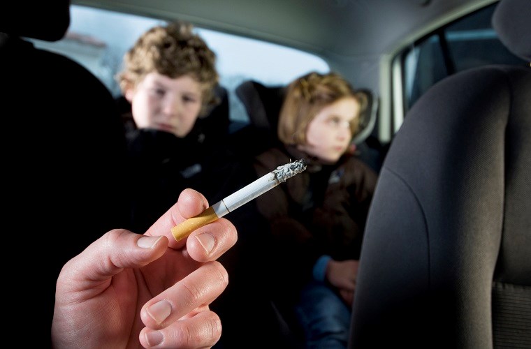 Hút thuốc lá tạo mùi hôi khó chịu trên xe hơi
