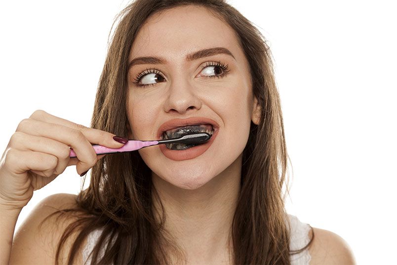 Cách làm trắng răng tự nhiên tại nhà bằng than hoạt tính