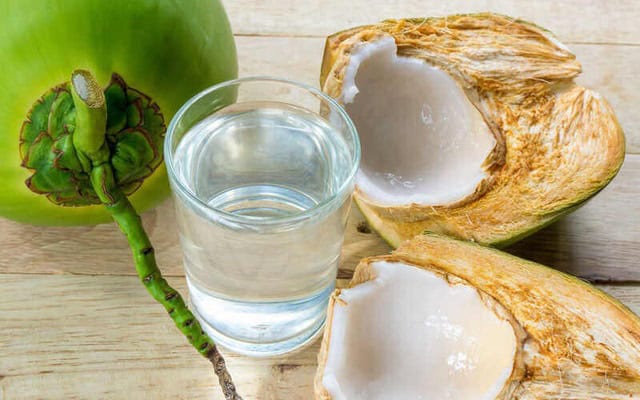 Có nên uống nước dừa không