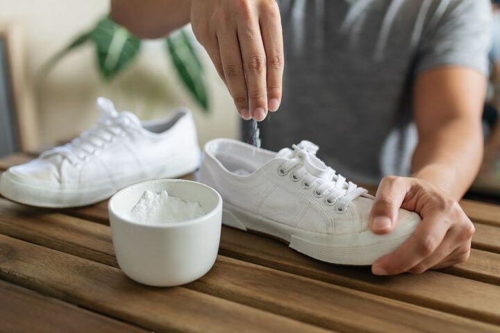 Dùng baking soda để khử mùi hôi giày